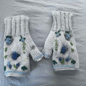 Hand-Knit Gray Fingerless Gloves with Floral Design